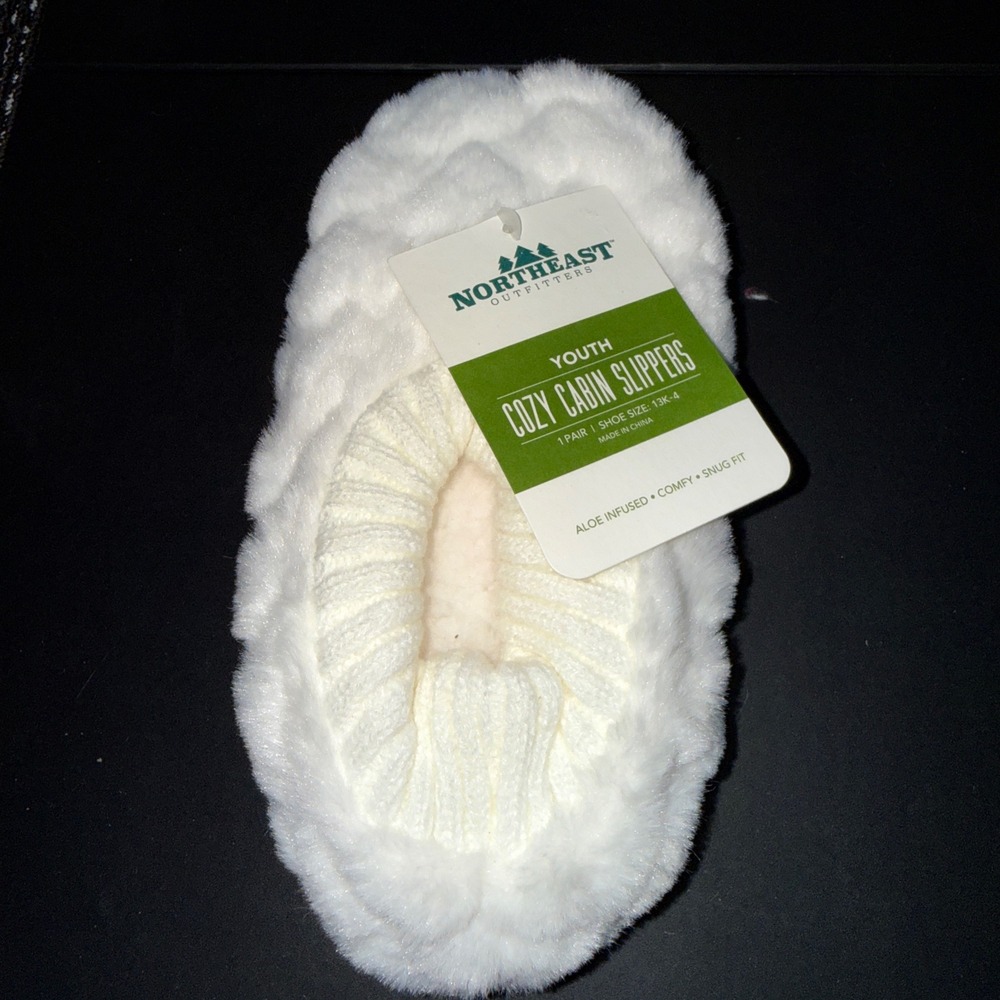 Northeast Outfitters Cabin Slippers Youth Small 13K-4 Cream NEW Aloe Infused Fur